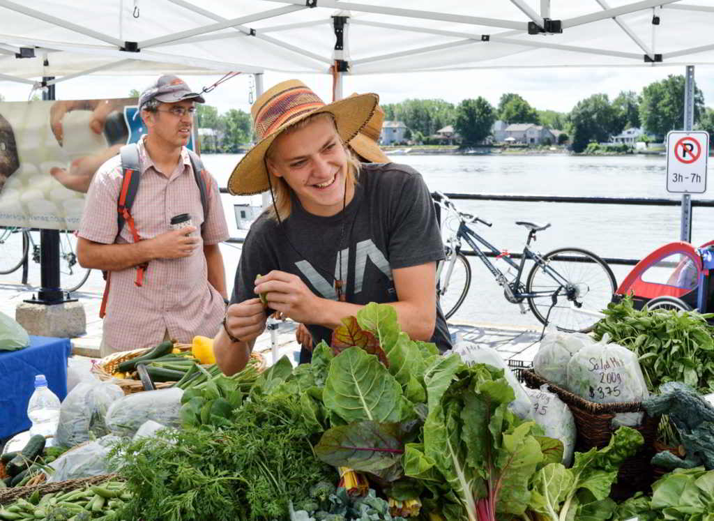Student Farmer Erlend Bjørklund smiling at the Sainte-Anne-de-Bellevue Farmers' Market.